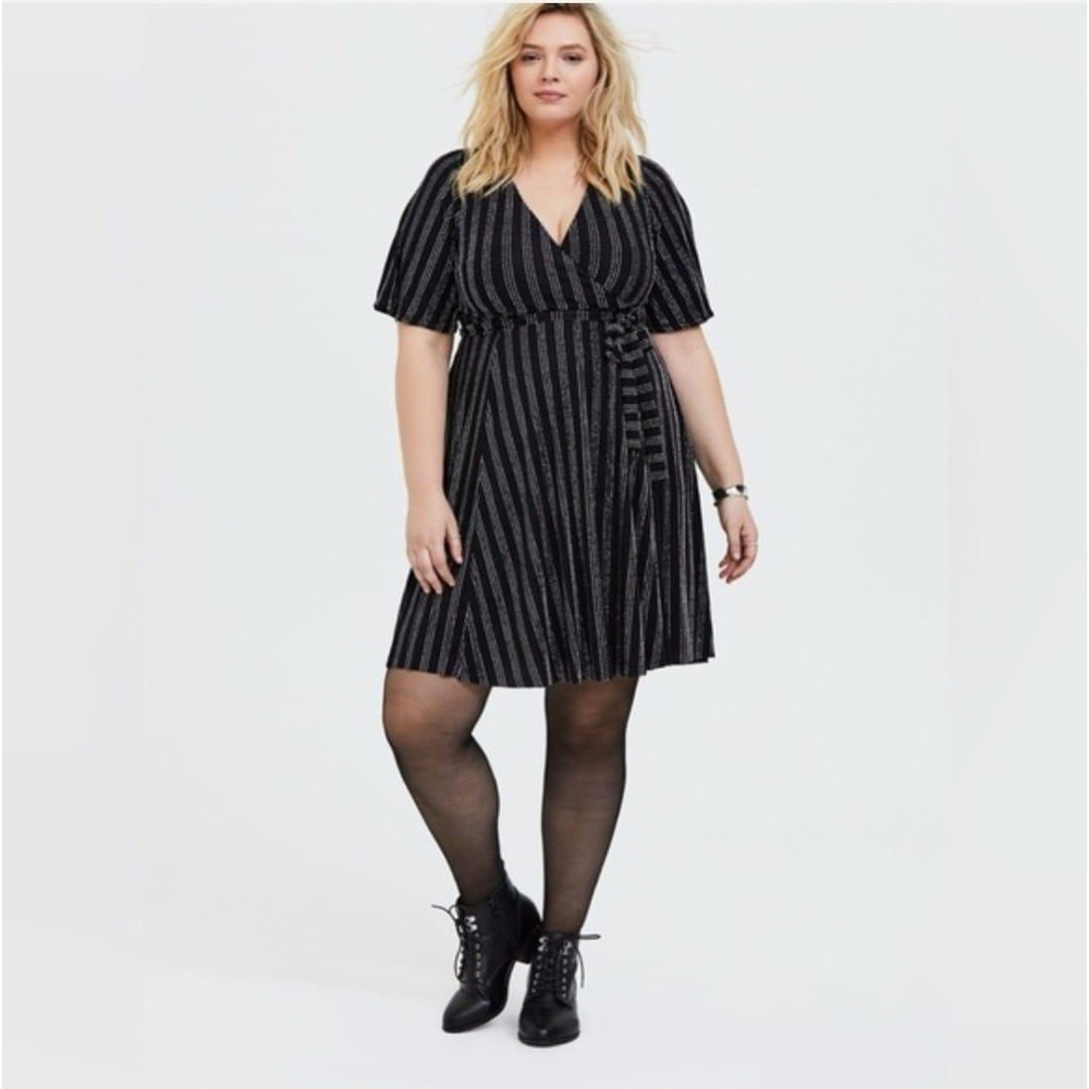 Torrid Plus Size 5 Black Silver Metallic Pinstripe Wrap Dress Short Sleeve Lined